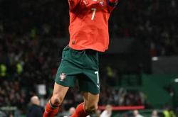 包含C罗迎来二十赛季高光表现，西班牙队球迷沸腾！的词条